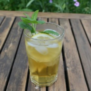 Eistee mit Gurkensirup