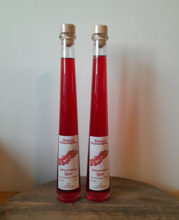 Hausgemachter roter Johannisbeerlikör aus der Früchten der Region